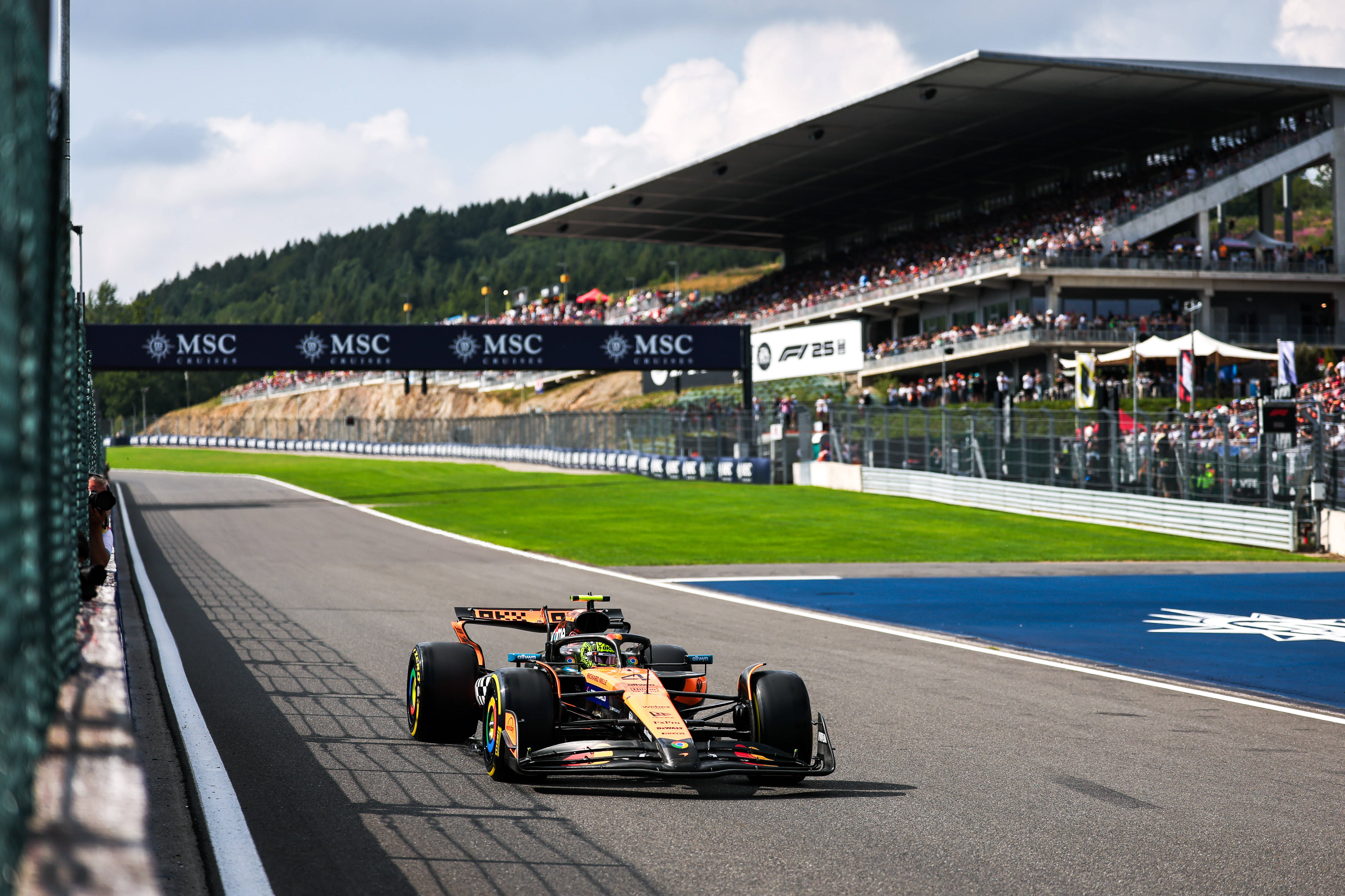 开云体育登录-迈凯伦鏖战索伯车队，汉密尔顿扛起全队