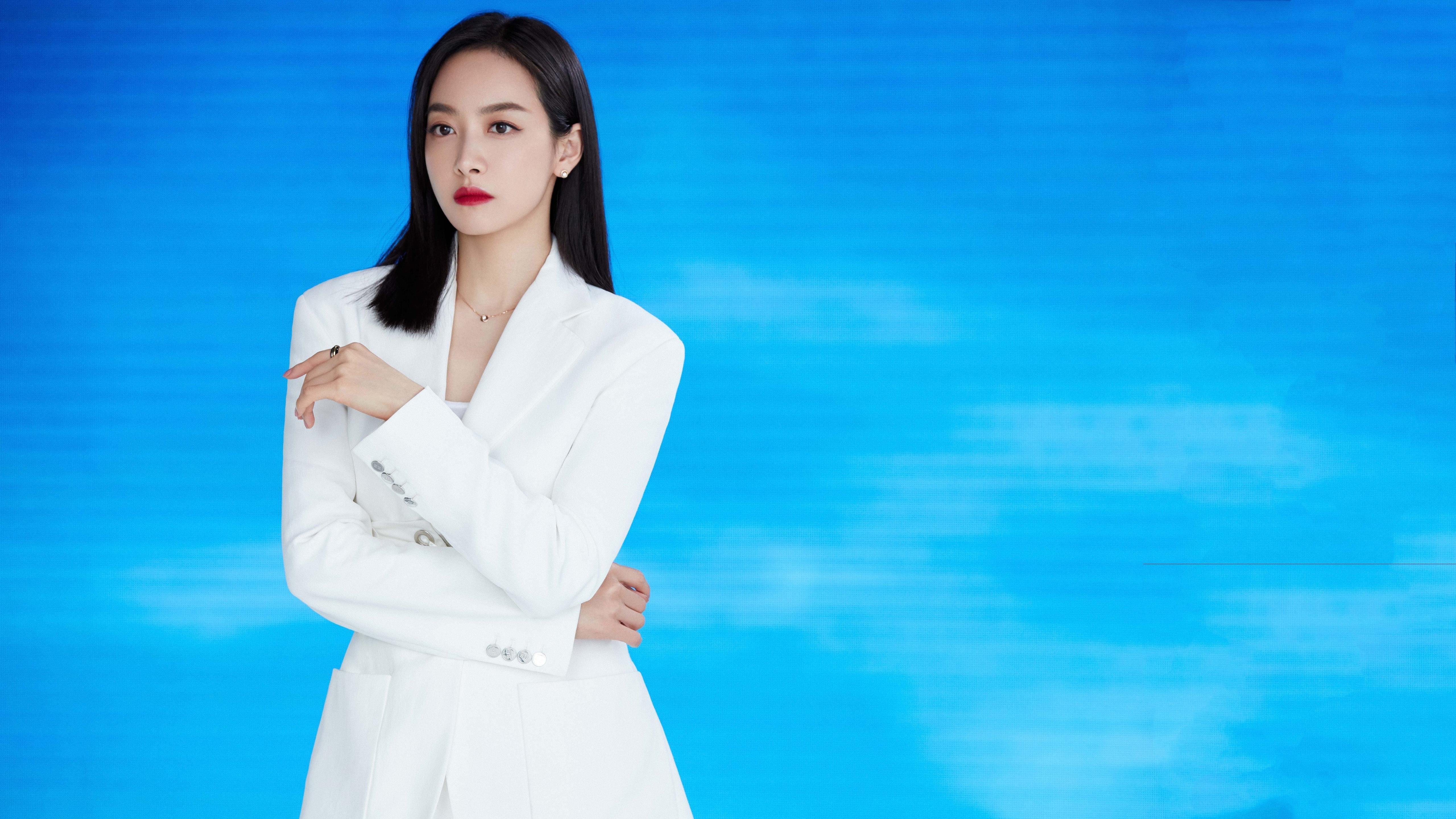 开云体育入口-双线交织的史诗之夜，当汉密尔顿驾驭机械猛兽时，字母哥正在重塑篮球法则